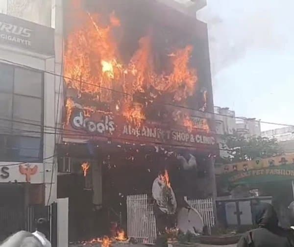 లక్నోలో ఘోర అగ్నిప్రమాదం: నలుగురు విద్యార్థుల మృతి
