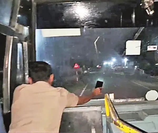 సెల్‌ఫోన్‌ వెలుగులో ఆర్టీసీ బస్సు ప్రయాణం