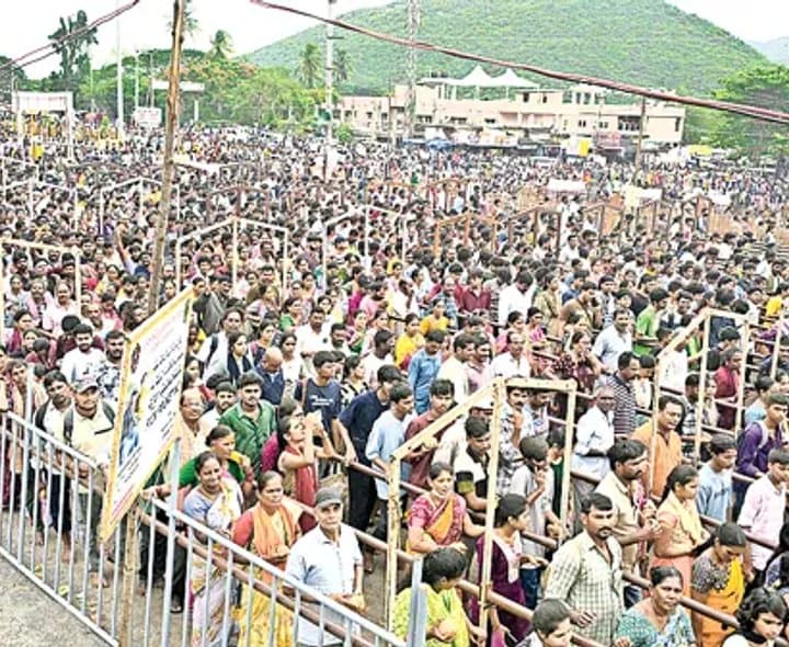 పున్నమి జల్లుల్లో సింహాచలం గిరి ప్రదక్షిణ.. పోటెత్తిన భక్తజనం - gallery image 3