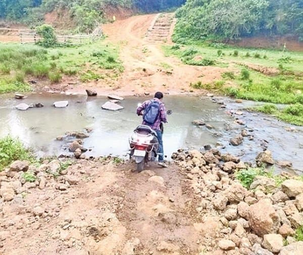 మన్యంలో వంతెన లేక గిరిజనుల అవస్థ