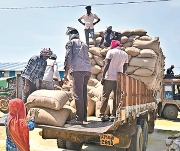 వలస కూలీలపై నిత్యం శ్రమ దోపిడీ