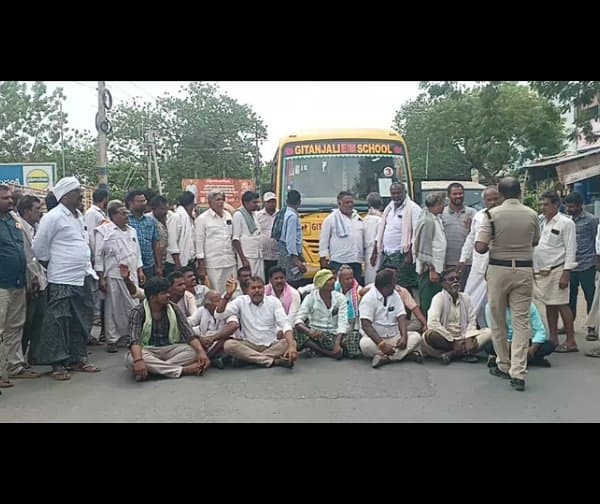 గిట్టుబాటు ధర కోసం పొగాకు రైతుల రాస్తారోకో