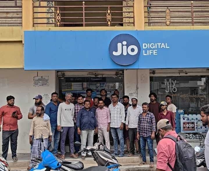 నల్లచెరువులో నెట్‌వర్క్ సమస్యపై నిరసన - Udayam