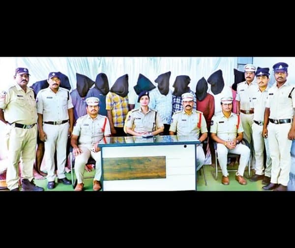 కోట్ల ఆశ చూపి దోపిడీలు.. సత్తుపల్లి పోలీసుల చేతికి ముఠా