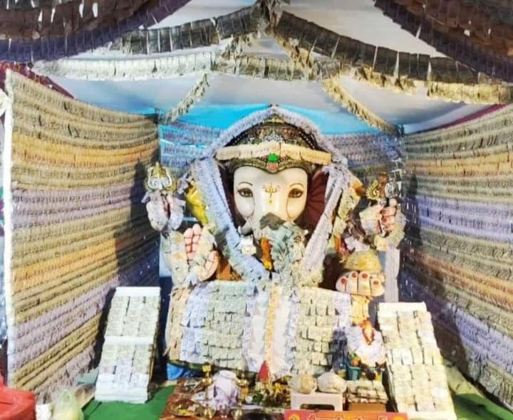 కరెన్సీ నోట్లతో ముస్తాబైన గణపయ్య