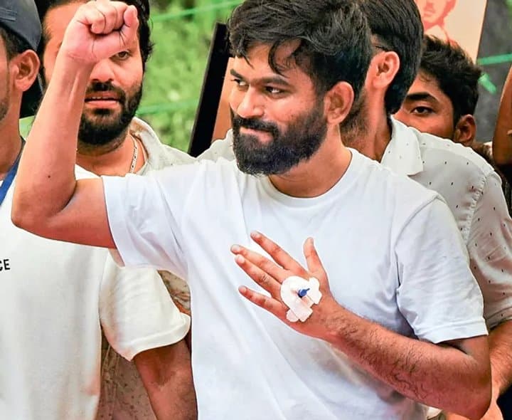 కాక్రోచ్‌ పార్టీ సంచలన ప్రయాణం
