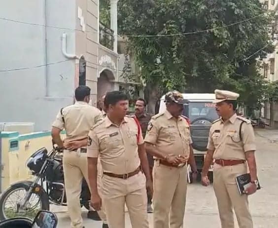 వృద్ధురాలిని హత్య చేసి.. చెవులు కోసి..