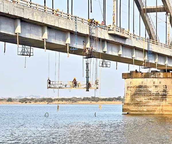 గోదావరి ఆర్చి వంతెన మరమ్మతులు