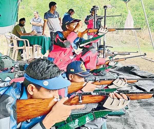 ఎన్‌సీసీ విద్యార్థుల సైనిక విన్యాసాలు