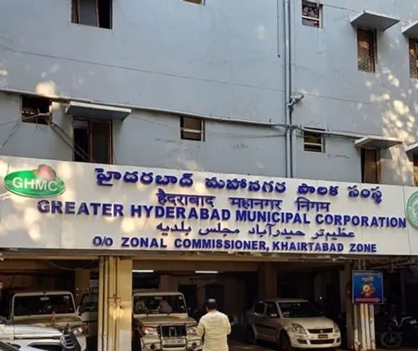 జీహెచ్ఎంసీ ఆఫీస్‌లో విచిత్ర పరిస్థితి
