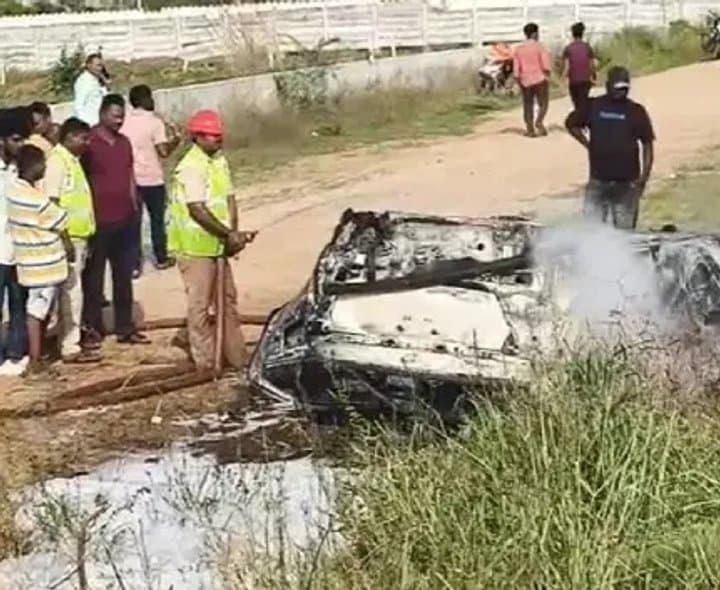 కారుకు మంటలు.. ఐదుగురికి గాయాలు