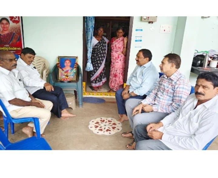 మోహన్‌రావు కుటుంబాన్ని పరామర్శించిన సండ్ర వెంకట వీరయ్య