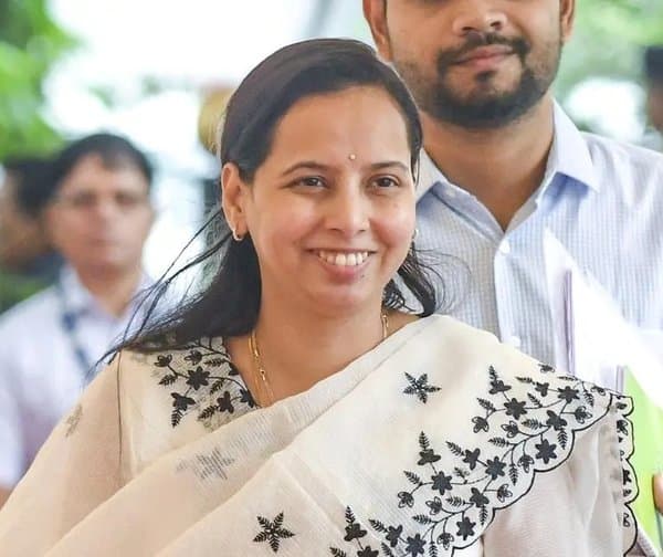 పెళ్లి పత్రికలపై కొత్త రూల్: మహారాష్ట్ర సంచలన నిర్ణయం - Udayam Digital
