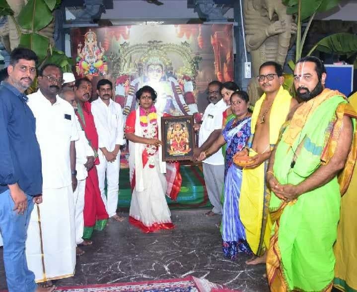 నూకాంబిక అమ్మవారికి కలెక్టర్ పట్టుచీరల సమర్పణ - Udayam