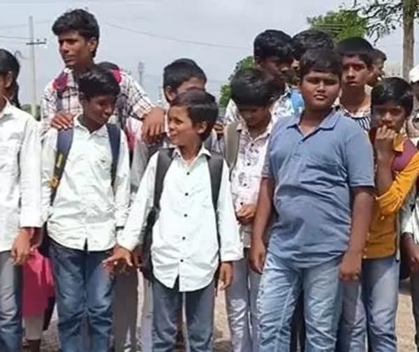 కామారెడ్డిలో విద్యార్థుల రాస్తారోకో