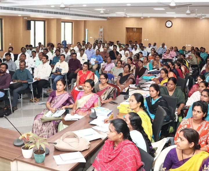 ఉపాధ్యాయులు స్పోకెన్ ఇంగ్లీష్ నైపుణ్యాలు పెంచుకోవాలి: కలెక్టర్  - gallery image 3