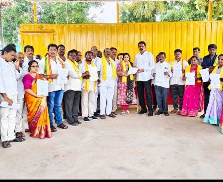 ఉయ్యూరు టీడీపీ అభ్యర్థులకు బీఫారాలు - Udayam