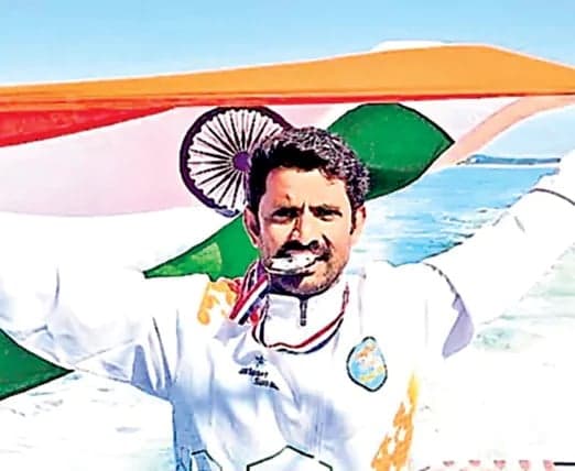 బోడెన్సీ సరస్సును ఈదిన ఏపీ ఉపాధ్యాయుడు