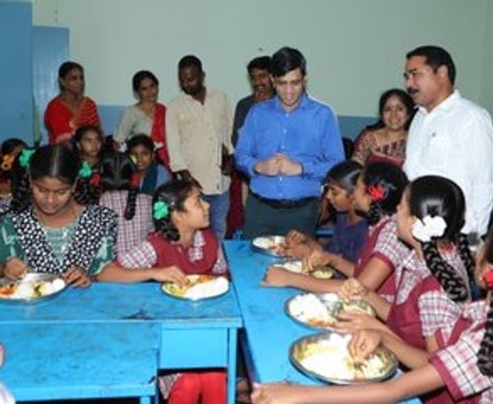 రాంపూర్ తండా పాఠశాలలను పరిశీలించిన కలెక్టర్