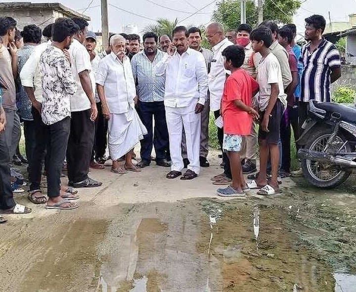 అంగన్వాడీ సిబ్బంది ఆటో బోల్తా.. 9 మందికి గాయాలు