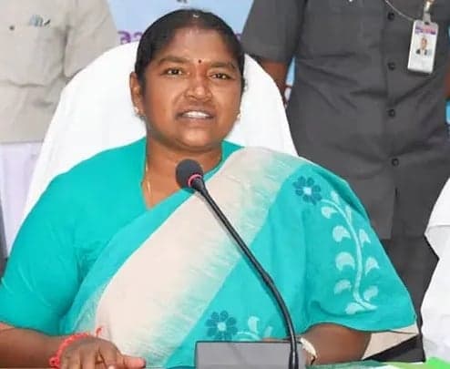 చీరల పంపిణీపై మంత్రి సీతక్క ప్రకటన