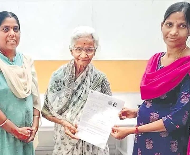 92 ఏళ్ల వయసులోనూ ఓటు హక్కుపై చైతన్యం - Udayam Digital