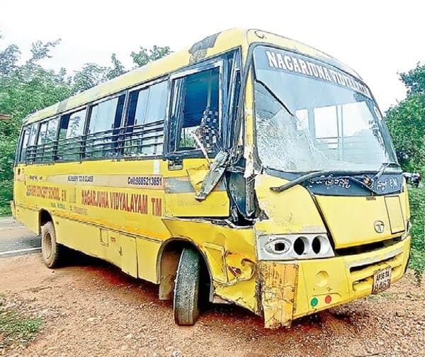 స్కూల్ బస్సు, లారీ ఢీకొనడం