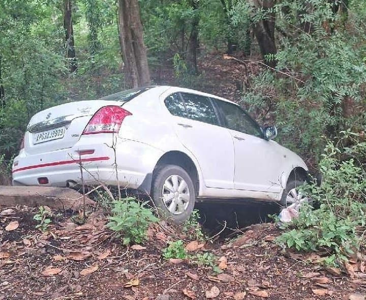 ఎస్వీయూలో మురికి కాలువలోకి దూసుకెళ్లిన కారు - Udayam Digital