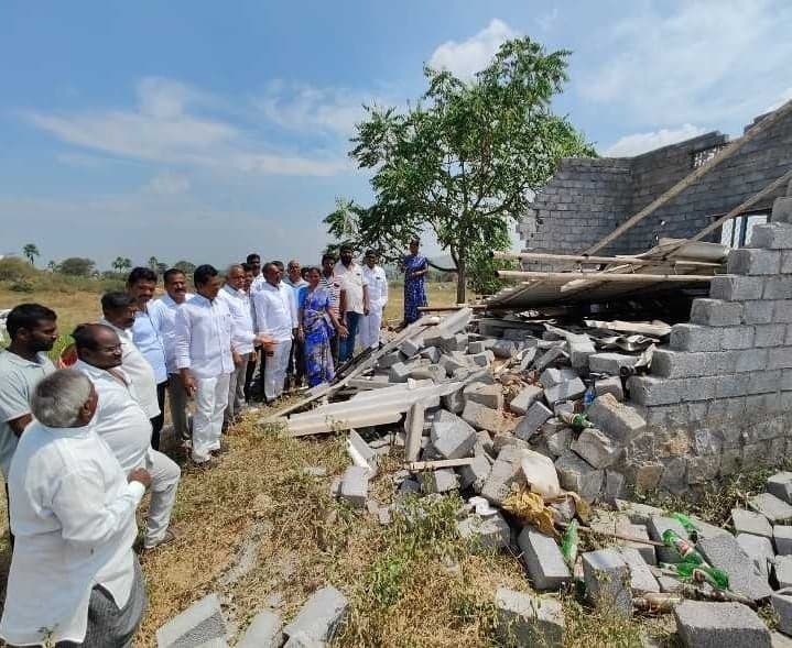 జలాల్‌పూర్‌లో 12 అక్రమ నిర్మాణాల తొలగింపు - Udayam