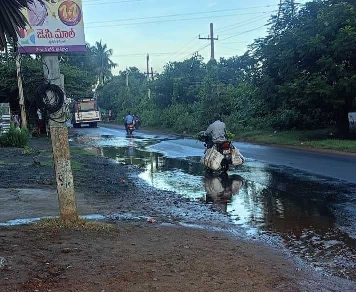 కరపలో పైపులైన్‌ లీకేజీతో తాగునీరు వృథా - Udayam
