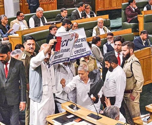 జమ్మూకశ్మీర్‌ అసెంబ్లీలో ఎమ్మెల్యేల ఘర్షణ - Udayam