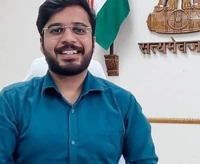 ఐఏఎస్‌ అధికారిపై క్రిమినల్‌ కేసు