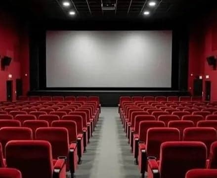 తుఫాన్ ఎఫెక్ట్.. కాకినాడలో థియేటర్లు బంద్