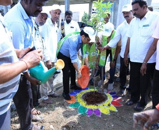 వరంగల్‌లో GWMC కమిషనర్ శ్రమదానం - Udayam