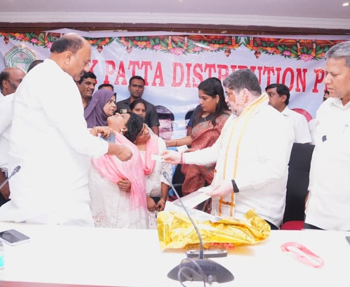 లబ్ధిదారులకు డబుల్ బెడ్‌రూమ్ ఇళ్ల పట్టాలు పంపిణీ - gallery image 2