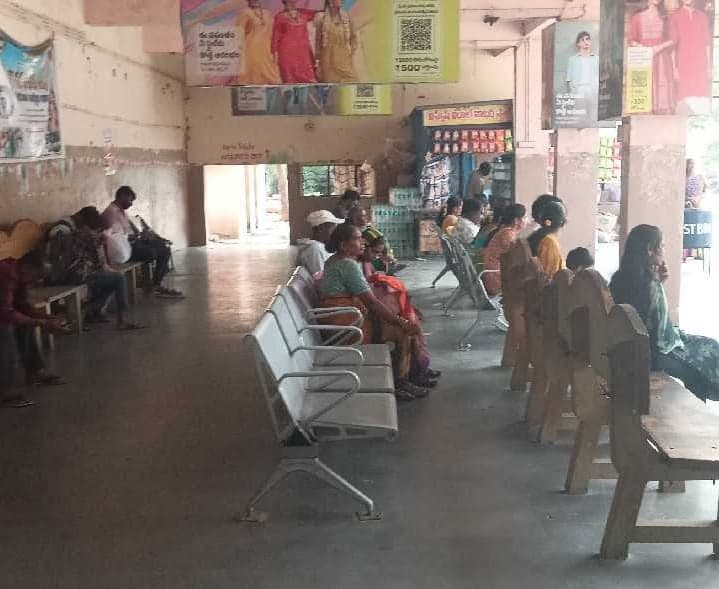 కొత్తకోట ఆర్టీసీ ప్రాంగణంలో సమస్యలు - Udayam
