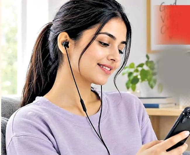 మళ్లీ వైర్డ్‌ ఇయర్‌ఫోన్స్‌ ట్రెండ్