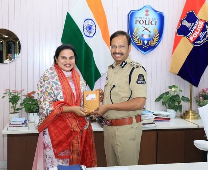 ఎండీ పూర్తి చేసిన తొలి ట్రాన్స్ మహిళకు సజ్జనార్ సత్కారం