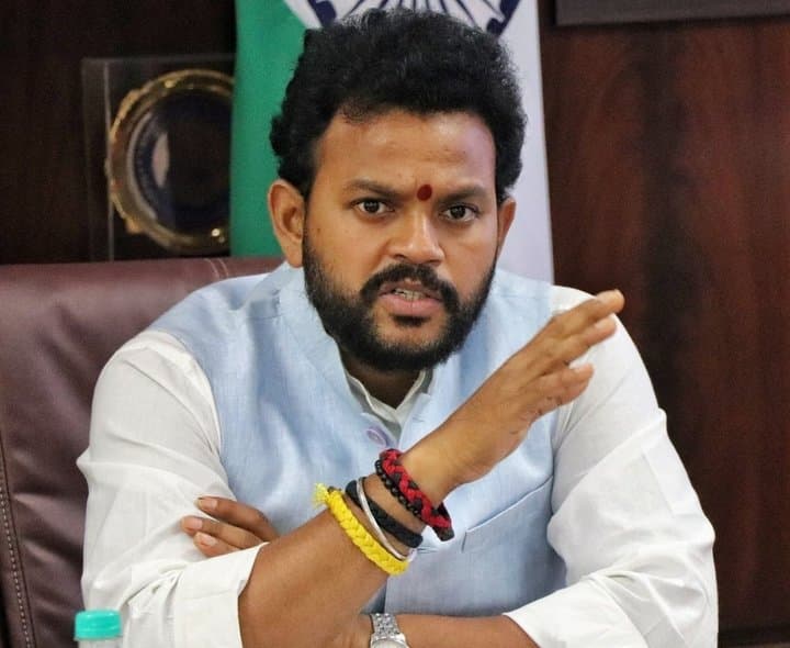 విపక్షాల ఆందోళనలతో విమానయానంపై చర్చకు బ్రేక్