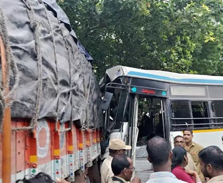బస్సు-లారీ ఢీ.. 20 మందికి గాయాలు