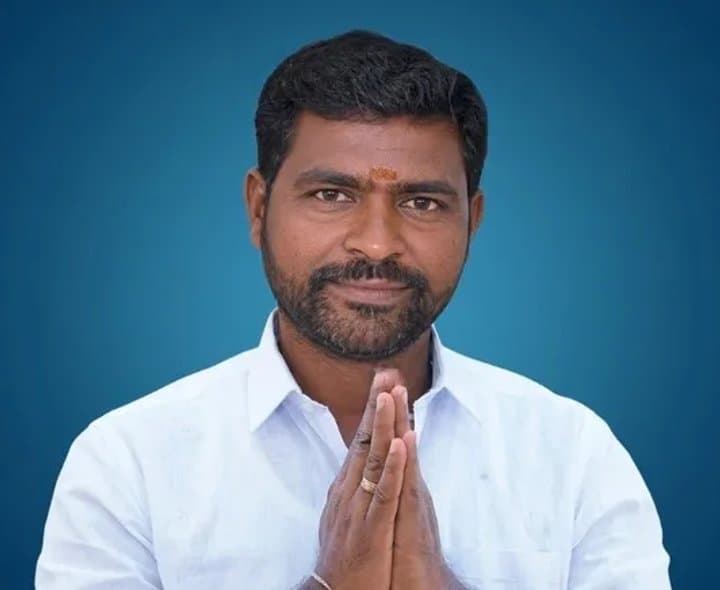 ఎమ్మెల్యే క్యాంప్ ఆఫీస్ వద్ద వ్యక్తి ఆత్మహత్య - Udayam Digital