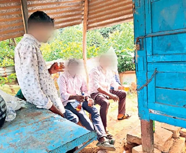 నామినేషన్ల సందడి.. కార్యకర్తలకు మద్యం, మాంసంతో విందు - Udayam