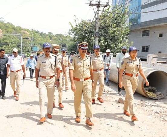 రోడ్డు పనులను పరిశీలించిన సైబరాబాద్ సీపీ