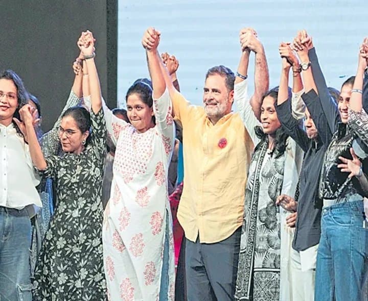 మనుస్మృతి నిబంధన సిగ్గుచేటు అని రాహుల్‌ గాంధీ అన్నారు.