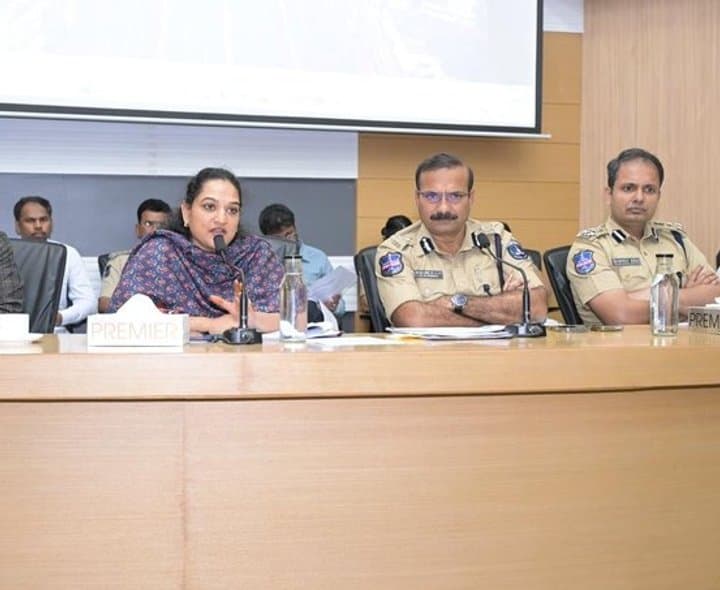 సైబరాబాద్‌లో రహదారుల అభివృద్ధిపై సమీక్ష