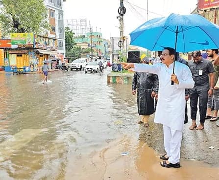 అధికారులపై మనోహర్ ఆగ్రహం - Udayam