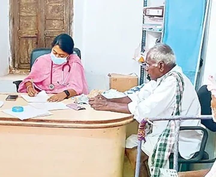 దోమకొండలో పేదలకు వైద్య శిబిరాలు
