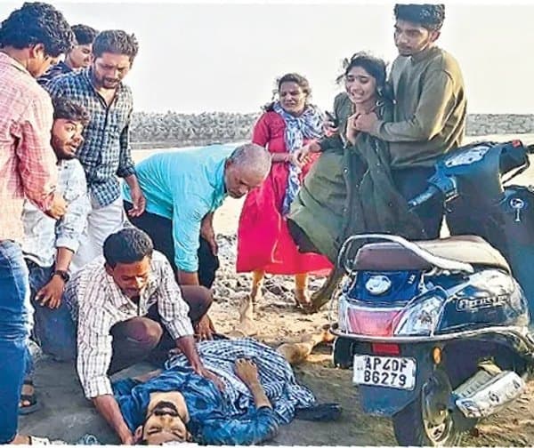 బీచ్‌లో ముగ్గురు యువకులు గల్లంతు