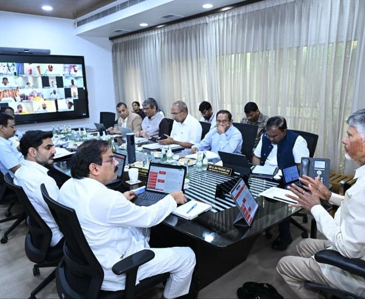 మత్స్యకారులు, చేనేతలకు తుపాను పరిహారం ఇవ్వాలి: పవన్ కళ్యాణ్ - gallery image 2