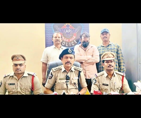 టెక్కీ హత్య కేసులో డ్రైవర్ అరెస్ట్ - Udayam Digital
